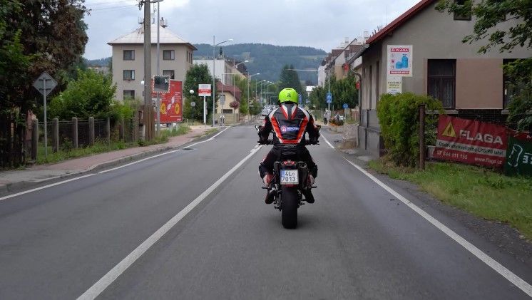 Nové otázky pro autoškoly se zaměřují na reálné rizikové situace letního provozu